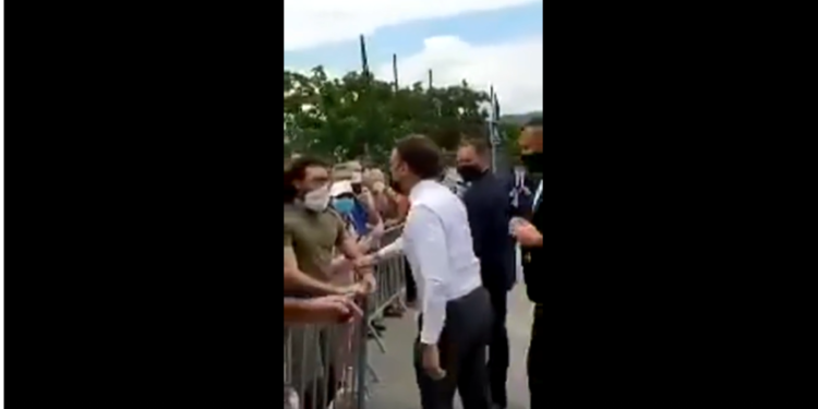 Qytetari qëllon me shpullë presidentin e Francës (VIDEO)