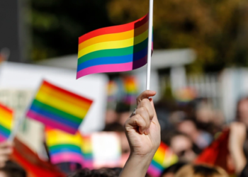 Komuniteti LGBTQI kërkon heqjen e fjalës “nënë”, ja me çfarë duan ta zëvendësojnë