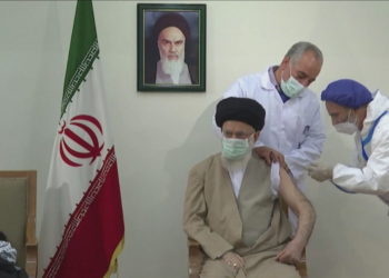Khamenei merr vaksinën anti-covid të krijuar në Iran