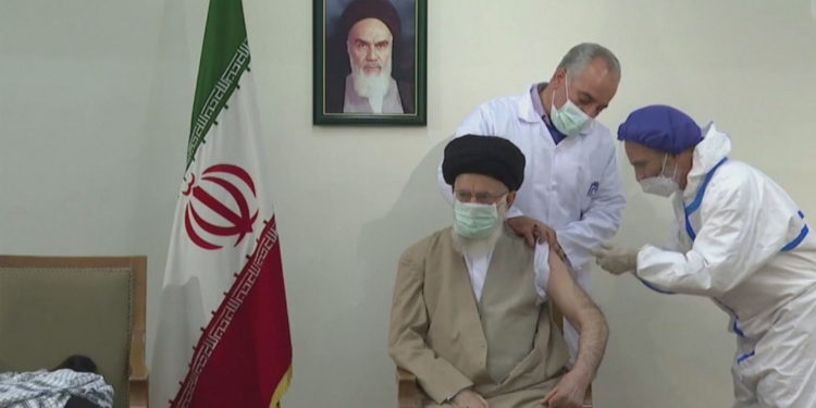 Khamenei merr vaksinën anti-covid të krijuar në Iran