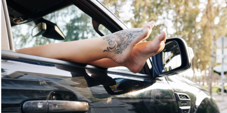 A është e paligjshme të ngasësh makinën zbathur?