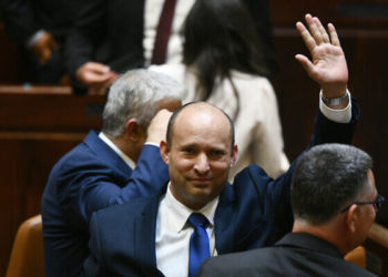 Rrëzoi Netanyahun pas 12 vitesh, kryeministri i ri i Izraelit: Do e bashkoj kombin
