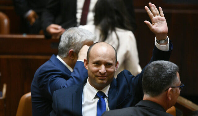 Rrëzoi Netanyahun pas 12 vitesh, kryeministri i ri i Izraelit: Do e bashkoj kombin