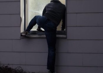 “Më vodhën pantallonat”, burri denoncon në polici: Po flija me gruan kur hajdutët u futën nëpërmjet dritares së banjës