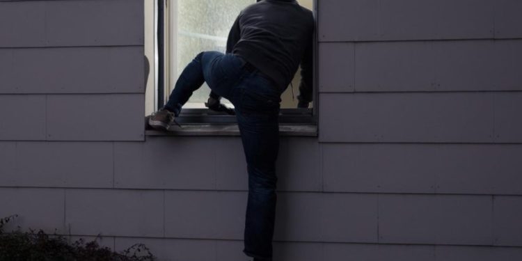 “Më vodhën pantallonat”, burri denoncon në polici: Po flija me gruan kur hajdutët u futën nëpërmjet dritares së banjës