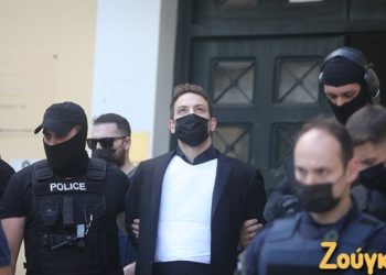 Me duart e lidhura dhe i heshtur drejt prokurorisë, shihni pilotin që zemëroi Greqinë (FOTO)