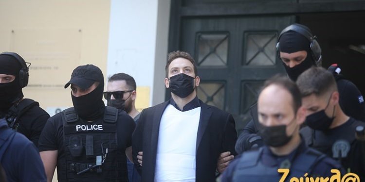 Me duart e lidhura dhe i heshtur drejt prokurorisë, shihni pilotin që zemëroi Greqinë (FOTO)