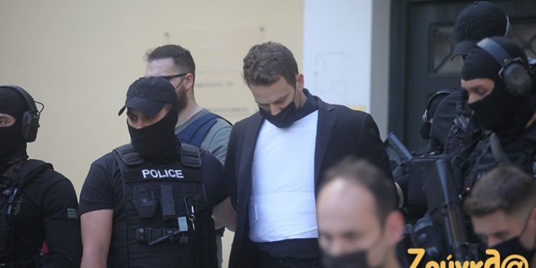 Psikiatri i njohur grek i drejtohet ashpër pilotit 33-vjeçar: Kafshë dhe naiv!