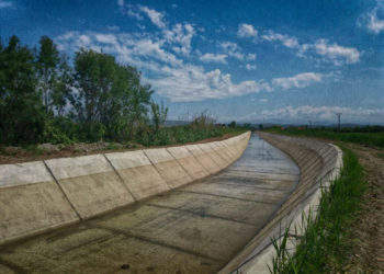 Po vadiste tokën, 61-vjeçari humb jetën pasi bie në kanal