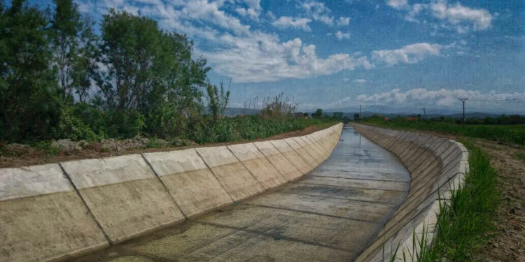 Po vadiste tokën, 61-vjeçari humb jetën pasi bie në kanal