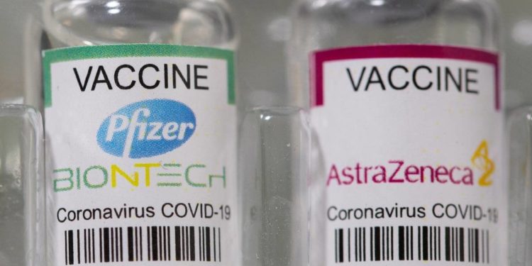 Studimi: Vaksinat AstraZeneca dhe Pfizer efektive ndaj varianteve të reja të COVID-19