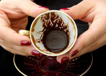 “Më trego si do të jetë jeta ime…” Fallxhoret, moda që nuk ikën kurrë