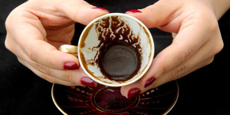 “Më trego si do të jetë jeta ime…” Fallxhoret, moda që nuk ikën kurrë