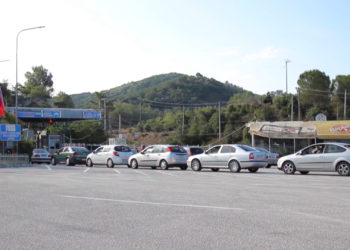 Kaos në Kakavijë/ Trau i mbyllur për autobusët shqiptarë, qytetarët ecin në këmbë 1 km