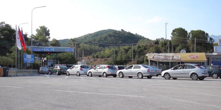 Kaos në Kakavijë/ Trau i mbyllur për autobusët shqiptarë, qytetarët ecin në këmbë 1 km