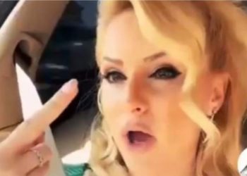 Me gishtin e mesit lart dhe shpejtësi skëter, dalin të tjera pamje të sikletshme të gjyqtares së Elbasanit (VIDEO)