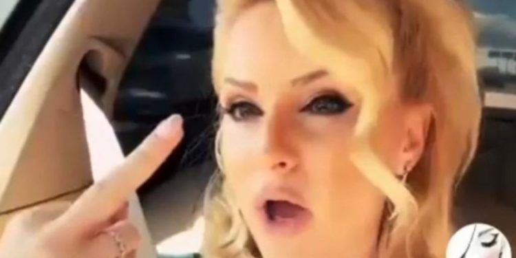 Me gishtin e mesit lart dhe shpejtësi skëter, dalin të tjera pamje të sikletshme të gjyqtares së Elbasanit (VIDEO)