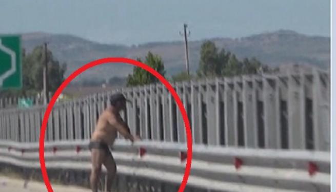 Çmenduri shqiptare, qytetari bën banjo dielli në autostradë…