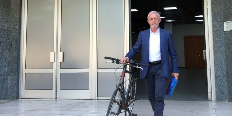 Gjyqtari shkon me biçikletë para vetingut, por s’justifikon dot 135 mijë euro që thotë se i fitoi si shofer kamioni
