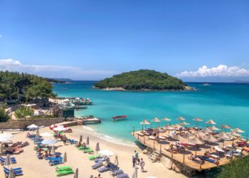 Sherr për shezlongët edhe në Ksamil, ndërhyn policia (VIDEO)