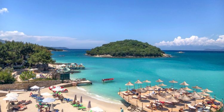 Sherr për shezlongët edhe në Ksamil, ndërhyn policia (VIDEO)