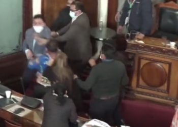 Ka edhe më keq se Shqipëria, grushte, shkelma dhe kapje flokësh në Parlamentin e Bilivisë (VIDEO)