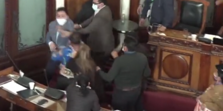 Ka edhe më keq se Shqipëria, grushte, shkelma dhe kapje flokësh në Parlamentin e Bilivisë (VIDEO)