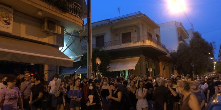 ‘Jo do të thotë jo’, gratë dhe vajzat greke dalin të protestë në mbështetje të 50-vjeçares shqiptare