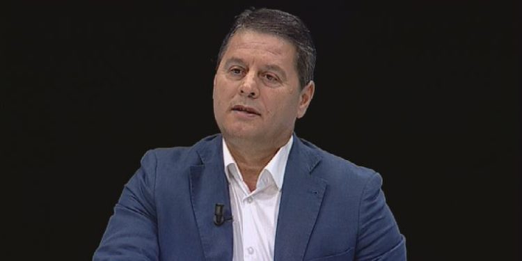 ‘Nuk e rruaj për ju, legena’, kryebashkiaku i Lezhës bën të ‘fortin’ me policët që shkuan në lokal për të ulur muzikën