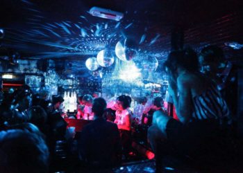 Çmendet shqiptari në Itali, gjuan me shishe menaxherin e lokalit pasi nuk pranoi të ndryshonte muzikën