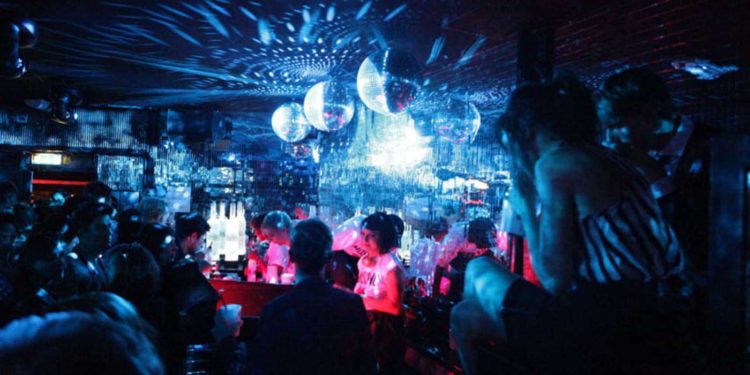 Çmendet shqiptari në Itali, gjuan me shishe menaxherin e lokalit pasi nuk pranoi të ndryshonte muzikën