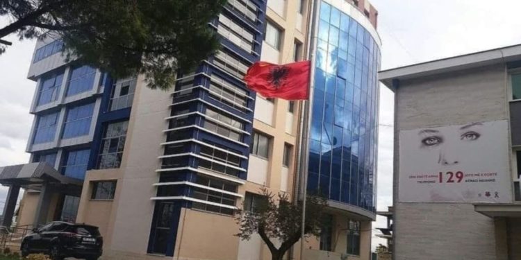 Dy elektriçistët që humbën jetën, pranga për drejtorin dhe inxhinierin e OST