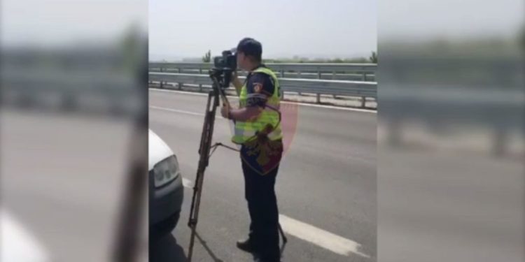 Çmenduri në rrugët e Shqipërisë, 21-vjeçari kapet me shpejtësi 209 km/h (VIDEO)