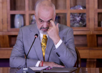 Rama thirrje bizneseve pa leje në bregdet: Largohuni me dëshirë, në të kundërt ju largojmë me pahir