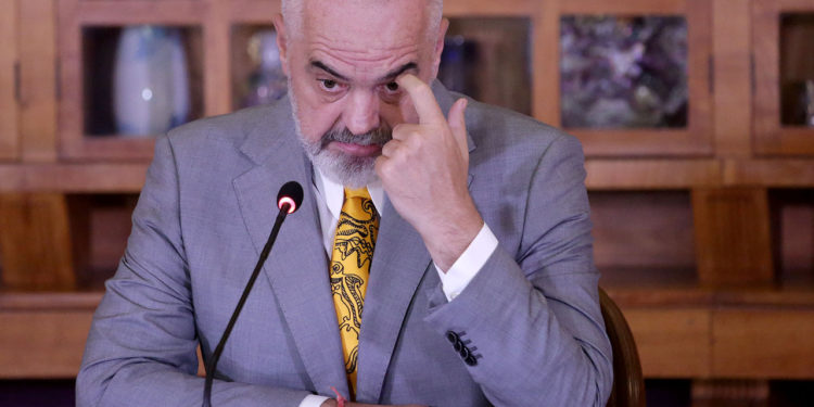 Rama thirrje bizneseve pa leje në bregdet: Largohuni me dëshirë, në të kundërt ju largojmë me pahir