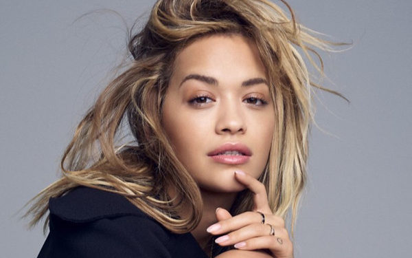 Foto e rrallë, kur Rita Ora shërbente kafe (FOTO)