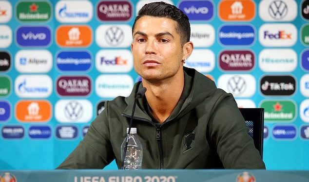Cristiano Ronaldo tërbon UEFA-n me gjestin e tij, shihni çfarë iu bën shisheve të Coca Cola (VIDEO)