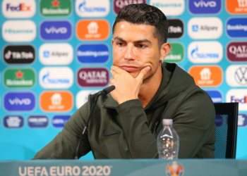 Euro 2020: UEFA paralajmëron gjoba nëse lojtarët vijojnë të heqin shishet nga konferenca