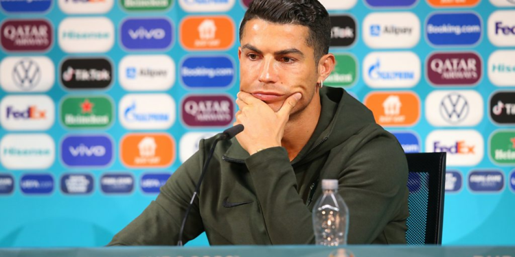 Euro 2020: UEFA paralajmëron gjoba nëse lojtarët vijojnë të heqin shishet nga konferenca