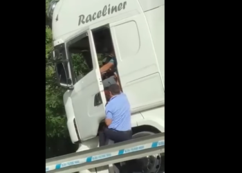 Çmenduri shqiptare, shoferi i shtyp kokën policit me derën e kamionit (VIDEO)