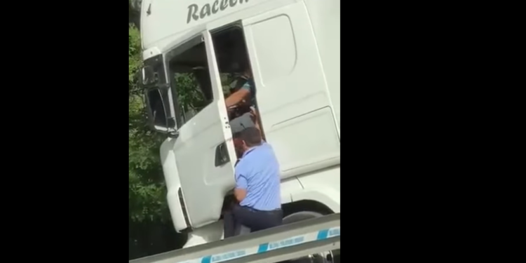 Çmenduri shqiptare, shoferi i shtyp kokën policit me derën e kamionit (VIDEO)