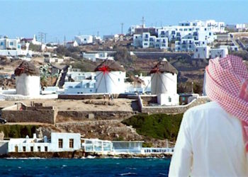 Frikë në Mykonos, turisti arab alarmon vajzat e ishullit grek, ja çfarë iu hedh në pije
