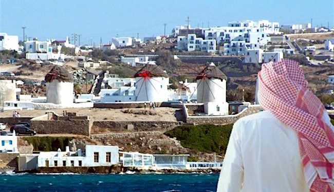 Frikë në Mykonos, turisti arab alarmon vajzat e ishullit grek, ja çfarë iu hedh në pije