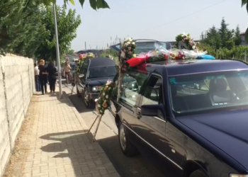 VIDEO/ Heshtje dhe lot, përcillen për në banesën e fundit 4 anëtarët e familjes që u shua në aksident