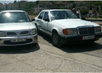 Aksident në Gjirokastër, përplasen dy makina, shoferët nisin “sherrin” mes tyre (VIDEO)