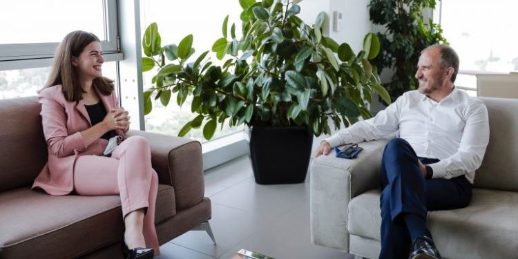 I tha se do të bëhet prokurore për të vendosur drejtësi, Sorenca pret në zyrë vajzën nga Përmeti: Me të rinj të përkushtuar si Esmeralda, ka një të ardhme të ndritur përpara!