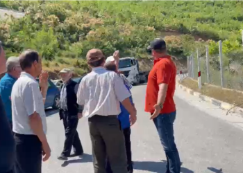 Protesta në Tepelenë, punonjësit e firmës së bitumit godasin dhe Auron Taren (VIDEO)