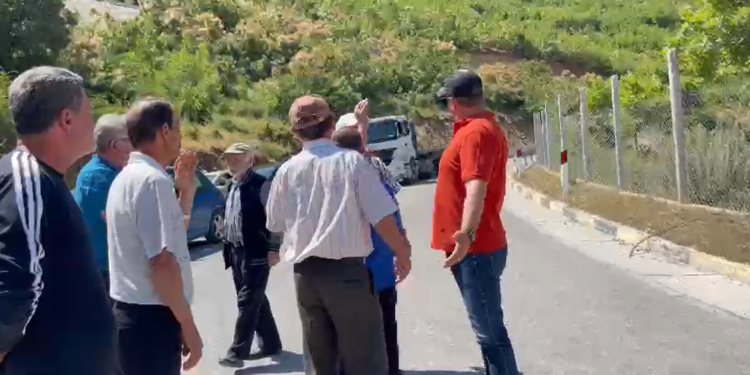 Protesta në Tepelenë, punonjësit e firmës së bitumit godasin dhe Auron Taren (VIDEO)