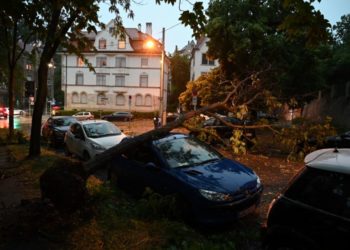 Kohë e pazakontë: Gjysma e Europës “digjet” nga temperaturat e larta, gjysma tjetër përmbytet (VIDEO)