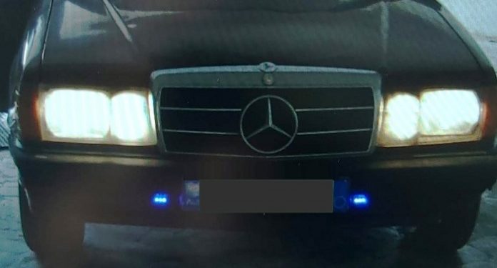 E pazakontë në Itali/ Shqiptarët dalin me ‘Benz’ me targa shqiptare dhe sirena policie